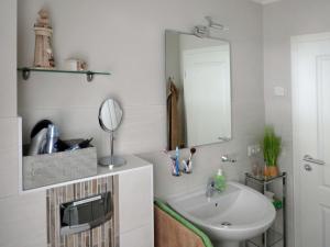 un bagno con lavandino e specchio di Kavelweg 13 Whg 4 - Kleiner Käptn a Zingst Altre 24 foto