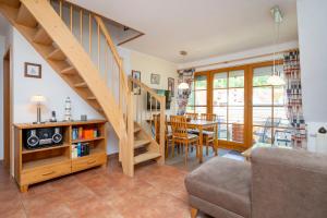 un soggiorno con scala e una sala da pranzo di Ferienpark Freesenbruch Wohnung 4 5 - Kranichtanz a Zingst