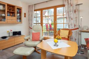 un soggiorno con tavolo e sedie di Ferienpark Freesenbruch Wohnung 4 1 - Boddenkiker a Zingst