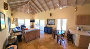 Nhà bếp/bếp nhỏ tại Elysium Villa-Natural Surroundings Ocean Views Private Pool