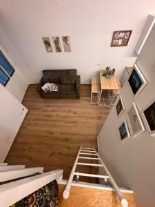 ein Wohnzimmer mit Sofa und Tisch in der Unterkunft Villatico 25 in Chiari