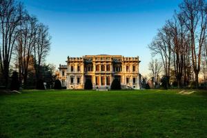 a large mansion with a green field in front of it at Villatico 25 in Chiari