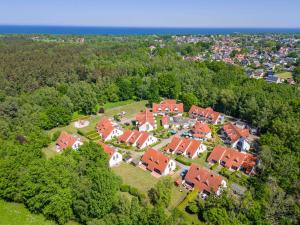 una vista aerea di una casa con tetti rossi di Ferienpark Freesenbruch Wohnung 4 6 - Boddenblick a Zingst
