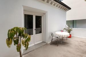 a patio with a table and chairs and a window at Casa Rábida Hotel Restaurante in Quito