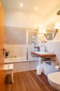 un bagno con vasca, lavandino e WC di Ferienpark Freesenbruch Wohnung 3 6 - Frieda a Zingst