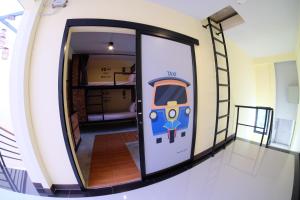 una habitación con una puerta con una pintura de un tren en Hide Bangkok Hostel en Bangkok