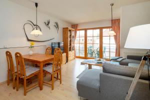 un soggiorno con un tavolo e un divano di Ferienpark Freesenbruch Wohnung 1 5 - Amber a Zingst