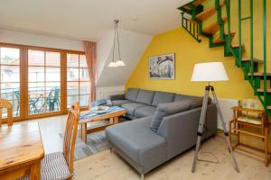 un soggiorno con un divano e un tavolo di Ferienpark Freesenbruch Wohnung 1 5 - Amber a Zingst