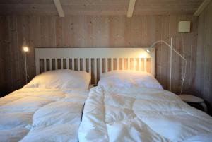 Giường trong phòng chung tại Lille Bo Kranichring 114