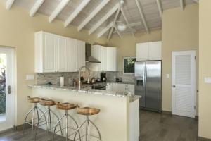 Nhà bếp/bếp nhỏ tại Maria Bluff Cottage-Romantic Ocean Views Modern Private Pool +9 ảnh