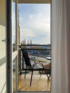 balcone con sedia e vista sulla città di Poznań Wilda -Apartament Fabryczna a Poznań
