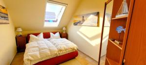 青斯特Residenz am Strand Wohnung 2-39的一间卧室，里面有一张床和一扇窗户。