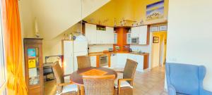 青斯特Residenz am Strand Wohnung 2-39的有桌子和椅子的厨房