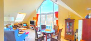 青斯特Residenz am Strand Wohnung 2-39的房间里有一张桌子和几把椅子的客厅 更多23张照片