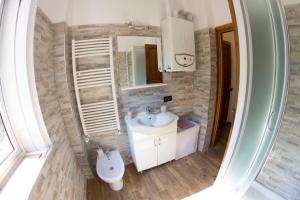A bathroom at B&B Selvarossa