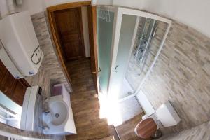 A bathroom at B&B Selvarossa
