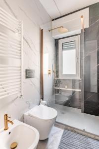 热那亚Appt Monolocale Mare & Gaslini Wi-Fi Veloce的带水槽、马桶和浴缸的浴室