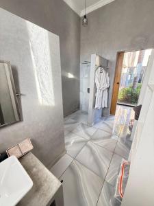 Ένα μπάνιο στο Villa Five Collection - Private Luxury & Heated Pool