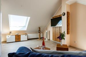 青斯特Residenz am Strand Wohnung 6-80的客厅里有一张沙发和一台电视