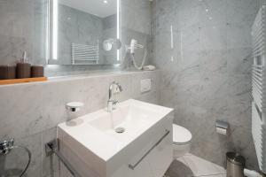 Ένα μπάνιο στο Strandzeit 13 +6 φωτογραφίες