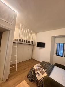 ein Schlafzimmer mit einem Bett und einem Bücherregal in der Unterkunft Villatico 25 in Chiari