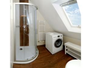 a bathroom with a shower and a washing machine at Neue Reihe 28 - Wohnung Vogelnest in Zingst