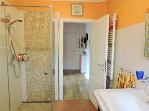 Koupelna v ubytování Neue Reihe 28 - Wohnung Wolke 7 + 15 fotografií