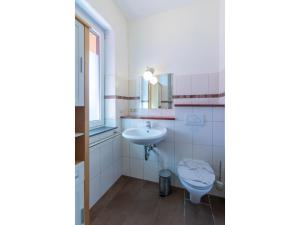 Koupelna v ubytování Wuschels Hütt + 16 fotografií