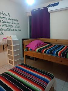 Ένα ή περισσότερα κρεβάτια σε δωμάτιο στο Airport Hostel