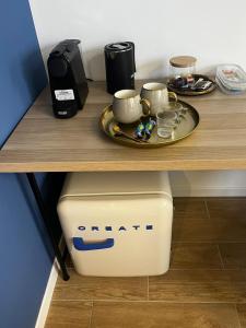 Příslušenství pro přípravu čaje a kávy v ubytování KJ guesthouse