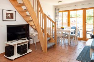 TV a/nebo společenská místnost v ubytování Ferienpark Freesenbruch Wohnung 2 5 - Auszeit