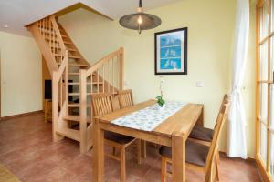 una sala da pranzo con un tavolo e una scala di Ferienpark Freesenbruch Wohnung 4 4 - Seeschwalbe a Zingst