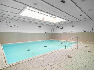 una grande piscina con uccelli sul muro di Ferienpark Freesenbruch Wohnung 4 4 - Seeschwalbe a Zingst