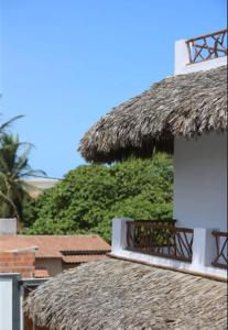 ein Gebäude mit Strohdach und Fenster in der Unterkunft Casa andrea in Guriú