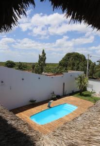 ein Haus mit einem Swimmingpool im Hof in der Unterkunft Casa andrea in Guriú