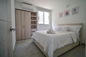 Ένα ή περισσότερα κρεβάτια σε δωμάτιο στο Apartamento en Cartagena elegante con piscina