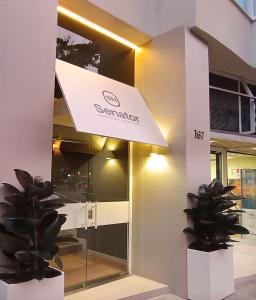 un bâtiment avec une enseigne sur le côté dans l'établissement Senator Barcelona Apartments, à Barcelone 66 autres photos