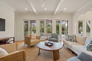 Χώρος καθιστικού στο 272 Tallow Tree Lane by Akers Ellis Rentals