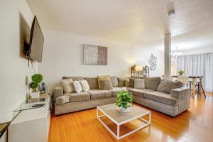 Χώρος καθιστικού στο Home 1 Mi to UC Riverside Families Welcome!