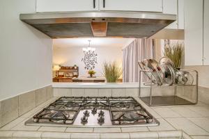 Η κουζίνα ή μικρή κουζίνα στο Home 1 Mi to UC Riverside Families Welcome!