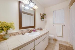 Ένα μπάνιο στο Home 1 Mi to UC Riverside Families Welcome! +25 φωτογραφίες