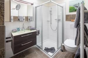 un baño con ducha y WC en SeaSide, en Norderney 7 fotos más