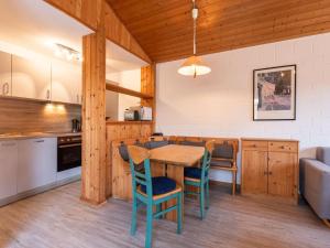 a kitchen and dining room with a wooden table and chairs at Ferienhaus im Ferienpark Mirow in Granzow