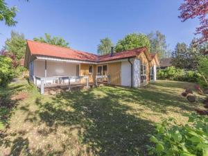 a house with a large yard in front of it at Ferienhaus im Ferienpark Mirow in Granzow
