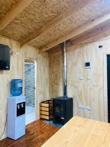 TV a/nebo společenská místnost v ubytování Cabañas con Tinajas Mahuidas Panguipulli