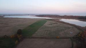 una vista aerea di un campo da golf accanto a una cassa d'acqua di Dat-Fischerhuus-Ankerplatz-zwischen-Bodden-und-Ostsee-in-30-sek-am-Hafen a Pruchten Altre 2 foto