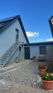 un edificio con una scala, una panchina e dei fiori di Dat-Fischerhuus-die-Zeesenstube-zwischen-Ostsee-und-Bodden-direkt-am-Hafen a Pruchten Altre 3 foto
