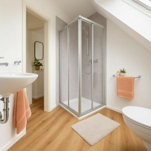 un bagno con doccia e lavandino di Dat-Fischerhuus-das-Fischerstuebchen-zwischen-Ostsee-und-Bodden-20sek-zum-Hafen a Pruchten