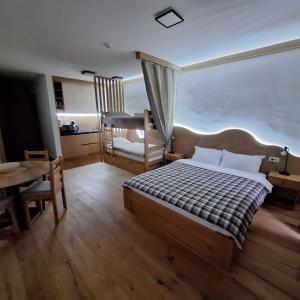 Giường trong phòng chung tại Aparthotel Vucko Apartman D444 private host +15 ảnh