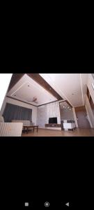 Duży pokój z kanapą i stołem w obiekcie 69th Heaven Hotel w mieście Devanhalli